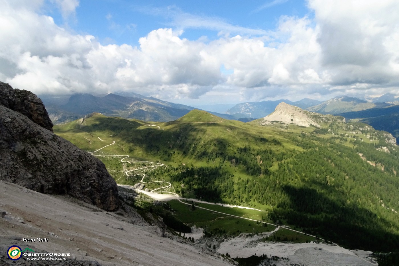 24 Ci abbassiamo nella Val Venegia con vista verso il Monte Castellazzo.JPG